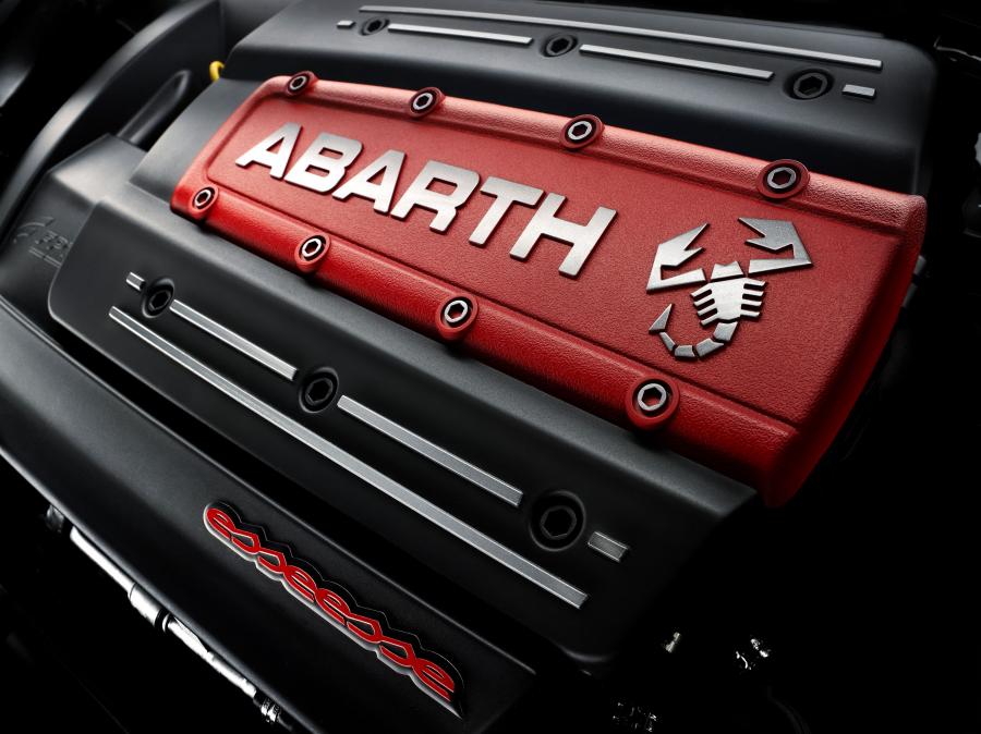 Моторный отсек Abarth Punto Evo esseesse (199) 2010 года  (фото 1 из 8)